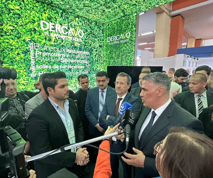 Le ministre de l'Habitat, de l'Urbanisme et de la Ville, Monsieur Mohamed Tarek Belaribi, en discussion avec le fondateur et DG de DerCavo, Monsieur Mati Nabil, lors de Batimatec