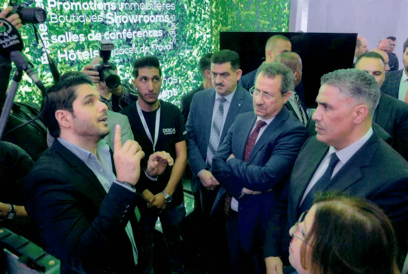 Le ministre de l'Habitat, de l'Urbanisme et de la Ville, Monsieur Mohamed Tarek Belaribi, en discussion avec le fondateur et DG de DerCavo, Monsieur Mati Nabil, lors de Batimatec