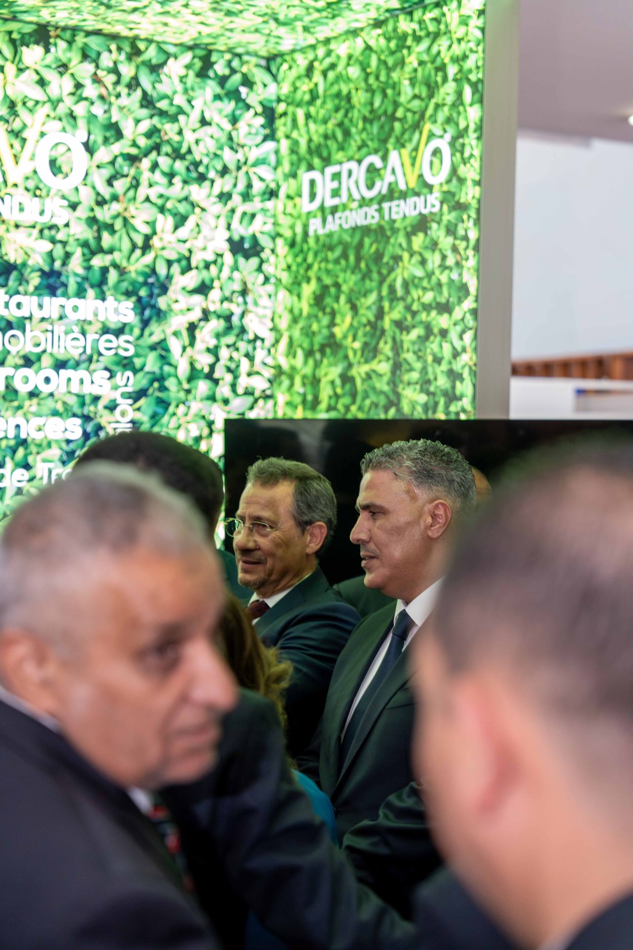 Les ministres de l'Habitat, de l'Urbanisme et de la Ville, Monsieur Mohamed Tarek Belaribi, et des Travaux publics et des Infrastructures de base, Monsieur Lakhdar Rekhroukh, visitent le stand de DerCavo lors de Batimatec