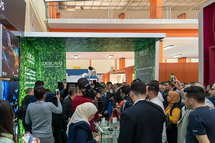 Les ministres de l'Habitat, de l'Urbanisme et de la Ville, Monsieur Mohamed Tarek Belaribi, et des Travaux publics et des Infrastructures de base, Monsieur Lakhdar Rekhroukh, visitent le stand de DerCavo lors de Batimatec
