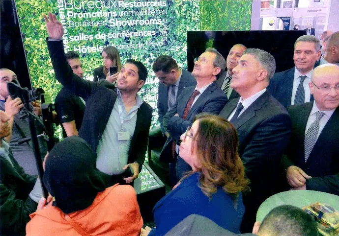 Le ministre de l'Habitat, de l'Urbanisme et de la Ville, Monsieur Mohamed Tarek Belaribi, en discussion avec le fondateur et DG de DerCavo, Monsieur Mati Nabil, lors de Batimatec