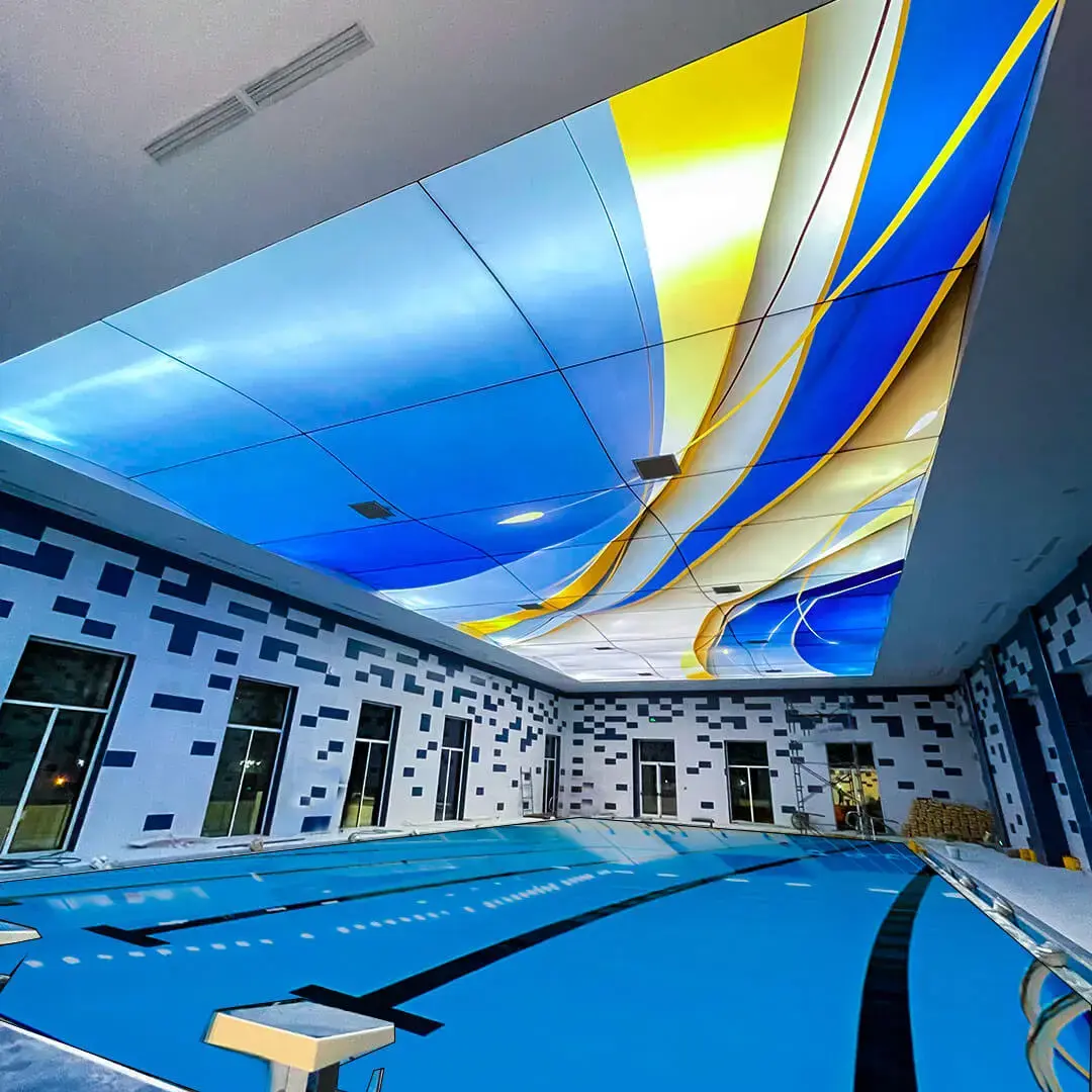 Plafond tendu imprimé installé dans une piscine semi-olympique Plafond tendu imprimé installé dans une piscine semi-olympique
